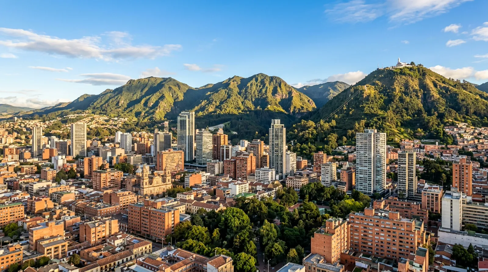Vista de Bogotá con el cerro de Monserrate al fondo