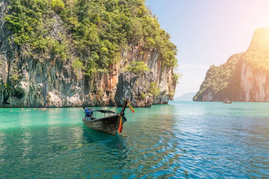 Bote de cola larga entre acantilados en Tailandia