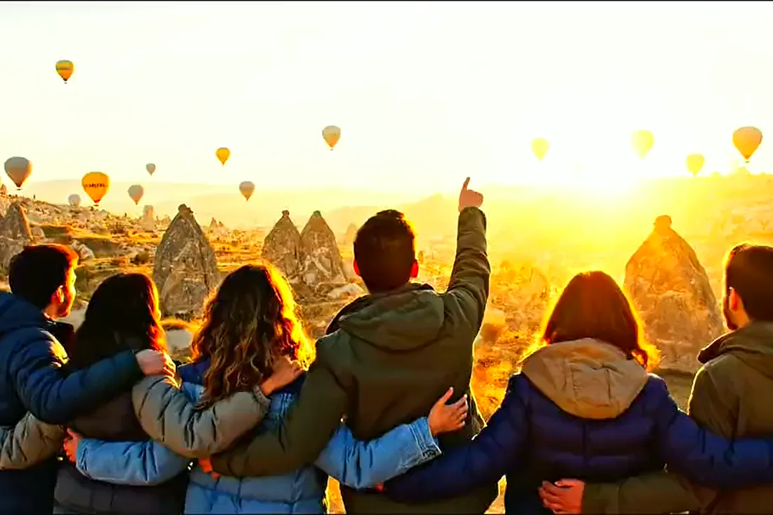 Globos sobre los valles de Capadocia al amanecer